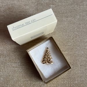 VINTAGE (1985) AVON CHRISTMAS TREE PIN